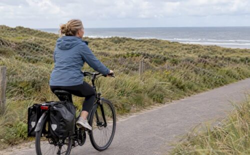Fietser die in de zomer door de duinen van Ameland rijdt