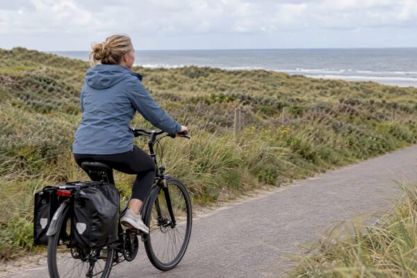 Fietser die in de zomer door de duinen van Ameland rijdt