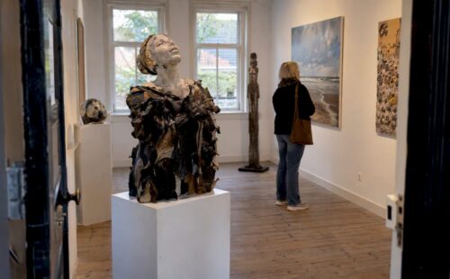Kunstwerken geëxposeerd in een galerie op Ameland
