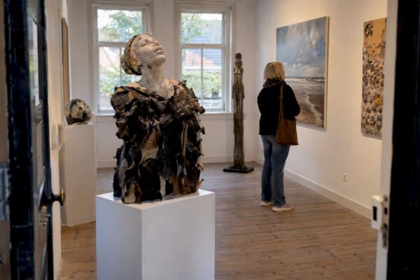Kunstwerken geëxposeerd in een galerie op Ameland