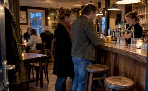 Bezoekers bestellen drankjes in een café op Ameland