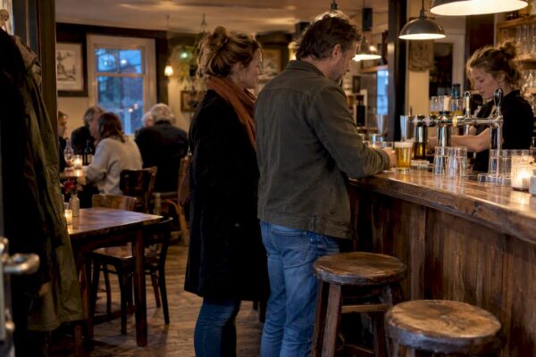 Bezoekers bestellen drankjes in een café op Ameland