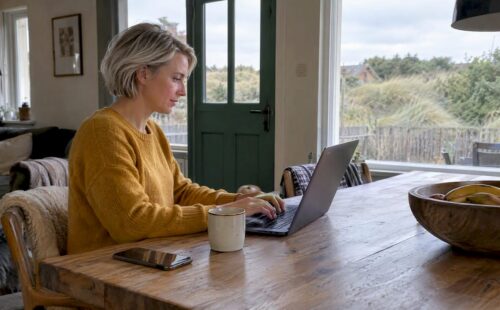 Werken op laptop in een vakantiehuis op Ameland
