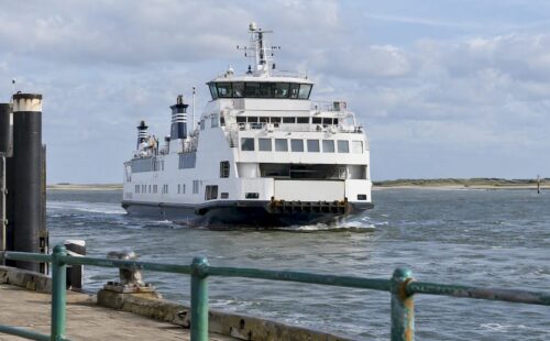 De veerboot nadert de aanlegsteiger van Nes