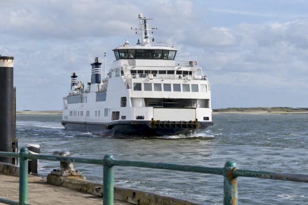 De veerboot nadert de aanlegsteiger van Nes