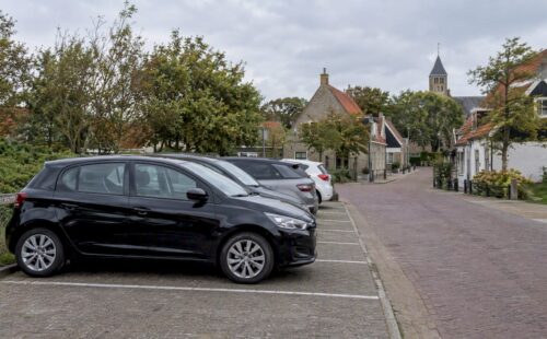 Aangewezen parkeerplaatsen aan de rand van Ballum