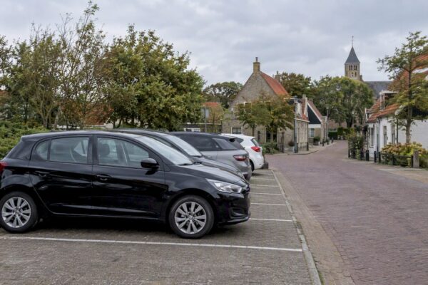 Aangewezen parkeerplaatsen aan de rand van Ballum